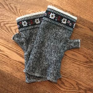 Grey fingerless Gloves with flower pattern